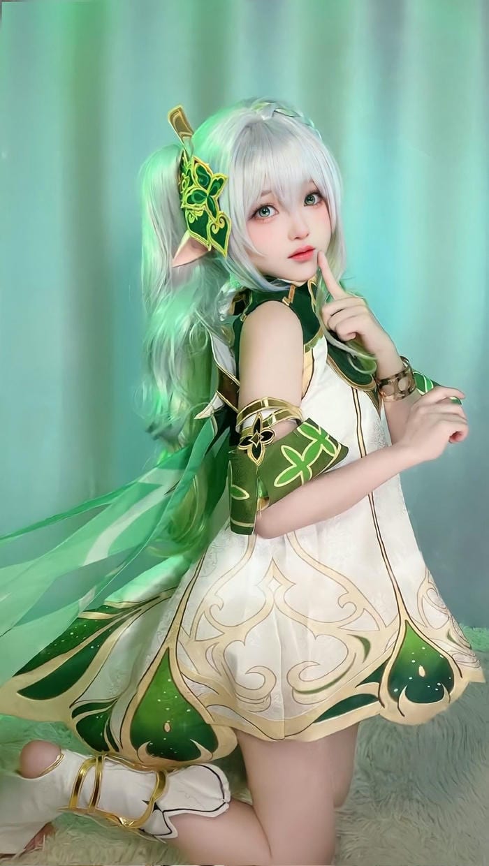 Hình Nahida cosplay dáng đứng uyển
