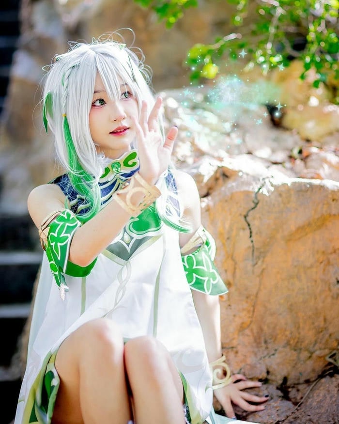 Hình Nahida cosplay tạo dáng thần thái