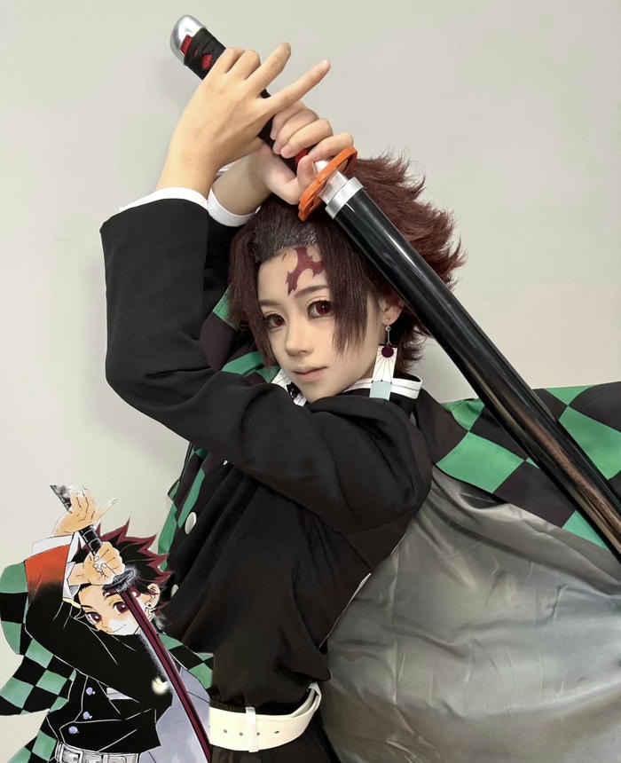 Hình Tanjiro cosplay động tác ngầu