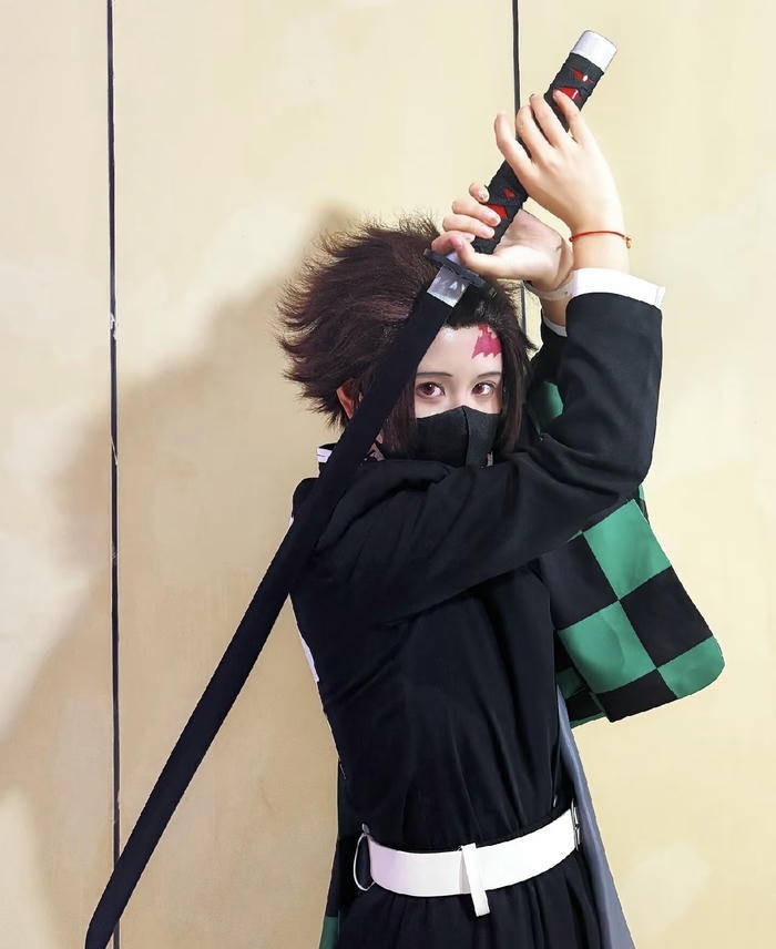 Hình Tanjiro cosplay phong thái mạnh mẽ