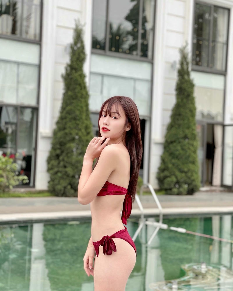Hình Thị Nhung sexy bikini phong cách biển