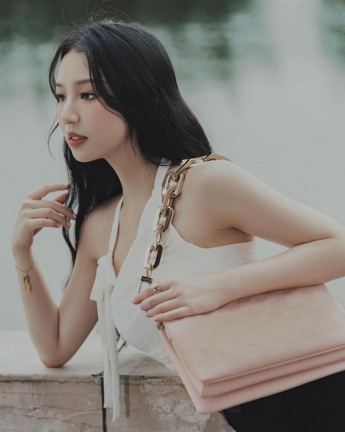 Hình ảnh Amee sexy ánh nhìn dịu