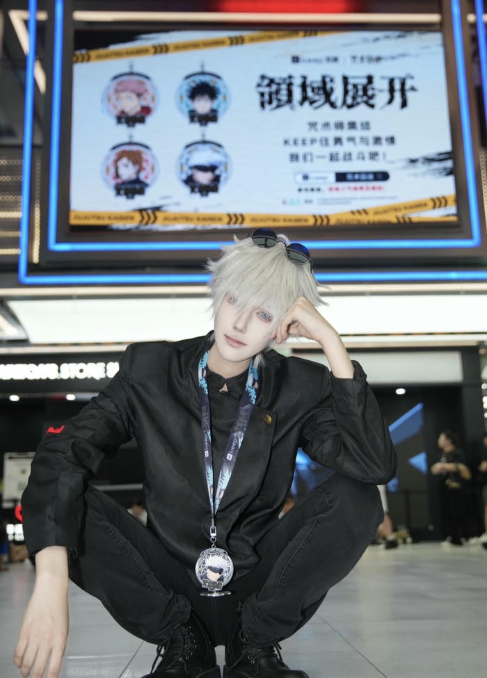 Hình ảnh Gojo cosplay dáng ngồi ngầu