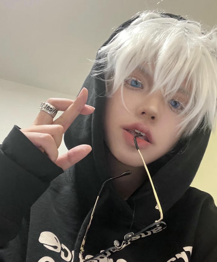 Hình ảnh Gojo cosplay tạo dáng chất