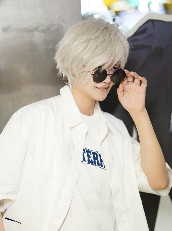 Hình ảnh Gojo cosplay tạo dáng kiêu