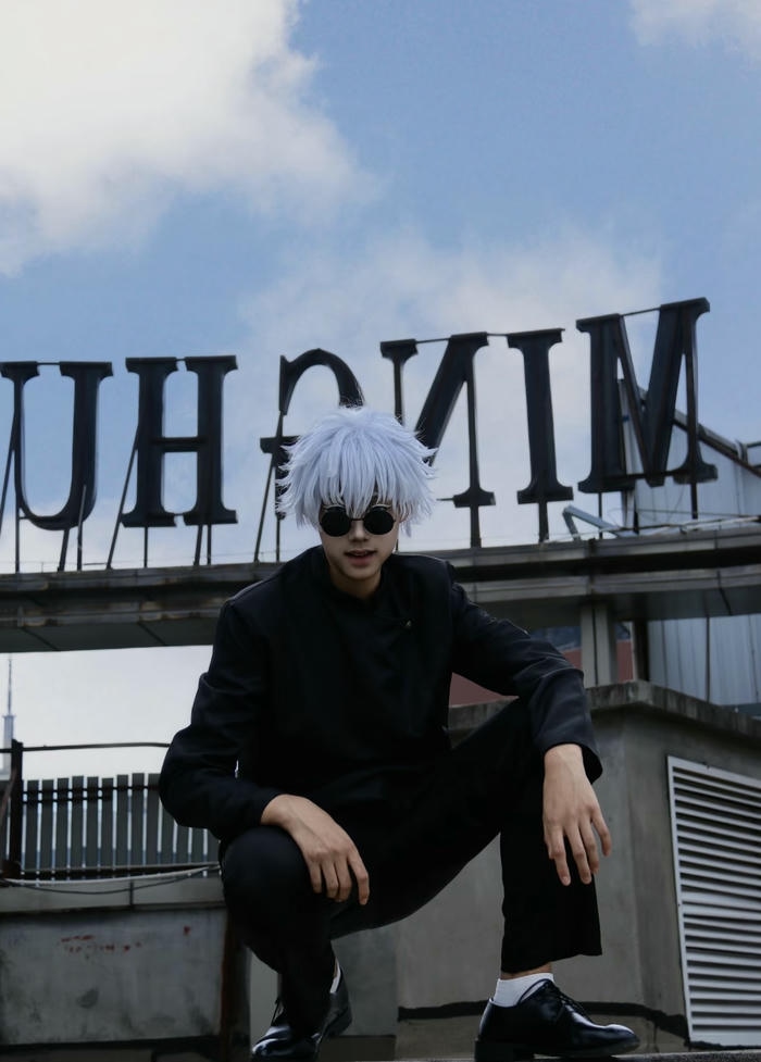 Hình ảnh Gojo cosplay thần thái lạnh