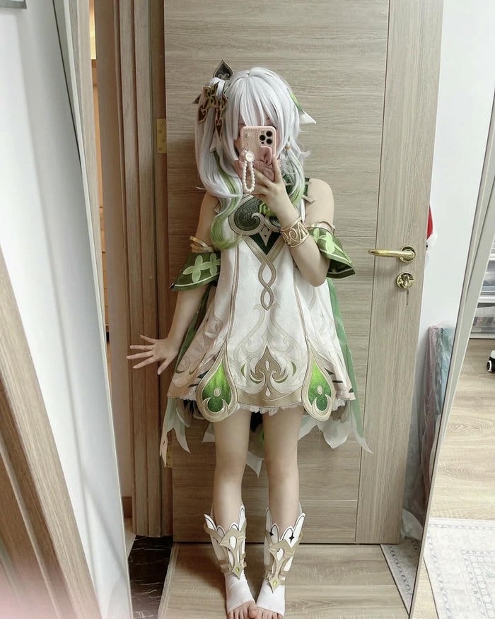 Hình ảnh Nahida cosplay dáng đứng uyển