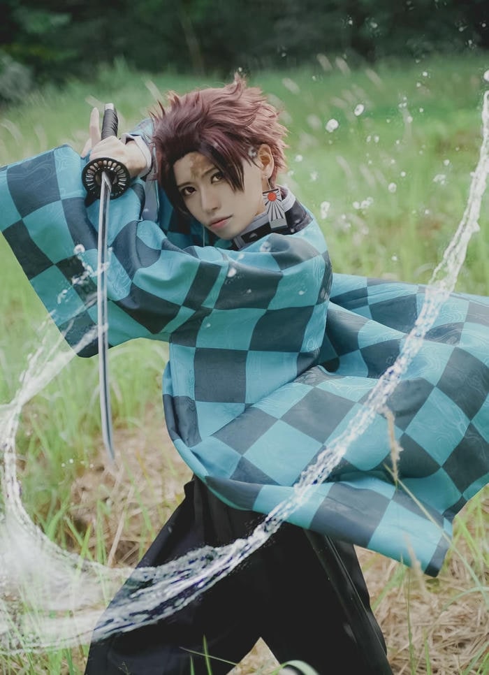 Hình ảnh Tanjiro cosplay mạnh mẽ