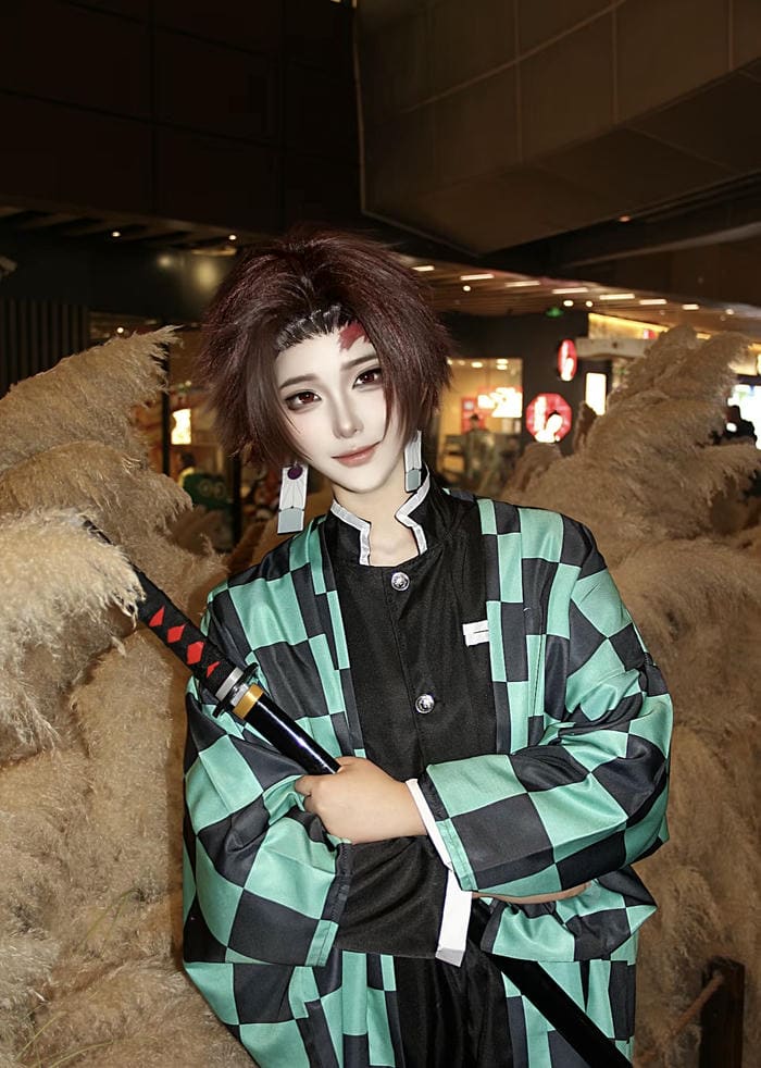 Hình ảnh Tanjiro cosplay ngầu lạnh ánh mắt