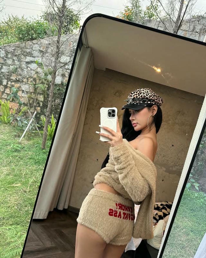 Hình ảnh Xuân Ca bikini tạo dáng tự tin cuốn hút