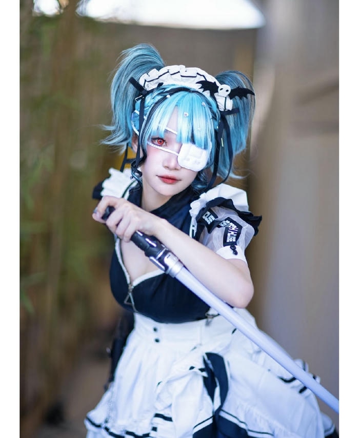Hình ảnh cosplay hầu gái bịt 1 mắt