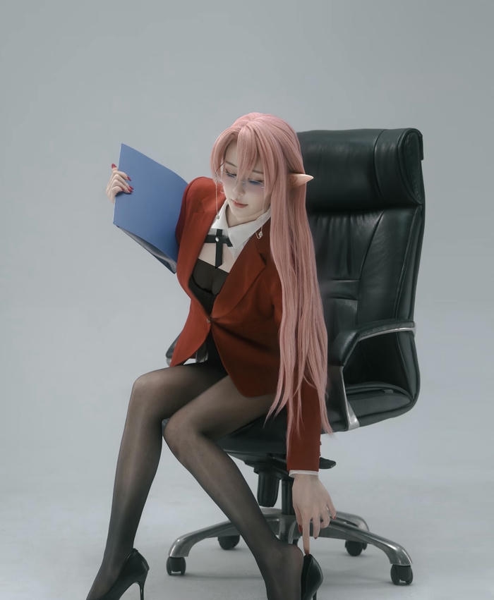 Hình ảnh cosplay thư ký chuẩn mực