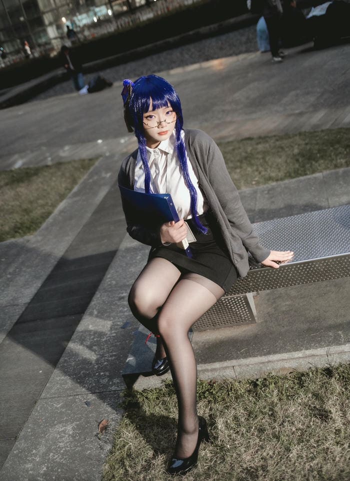 Hình ảnh cosplay thư ký phong cách văn phòng