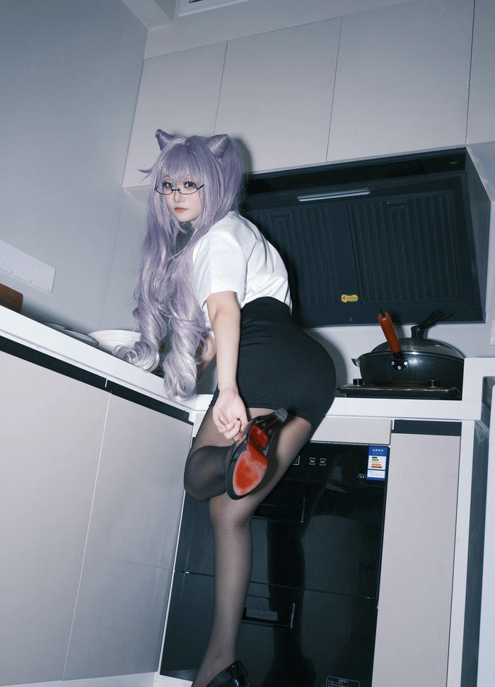 Hình ảnh cosplay thư ký tạo dáng sexy
