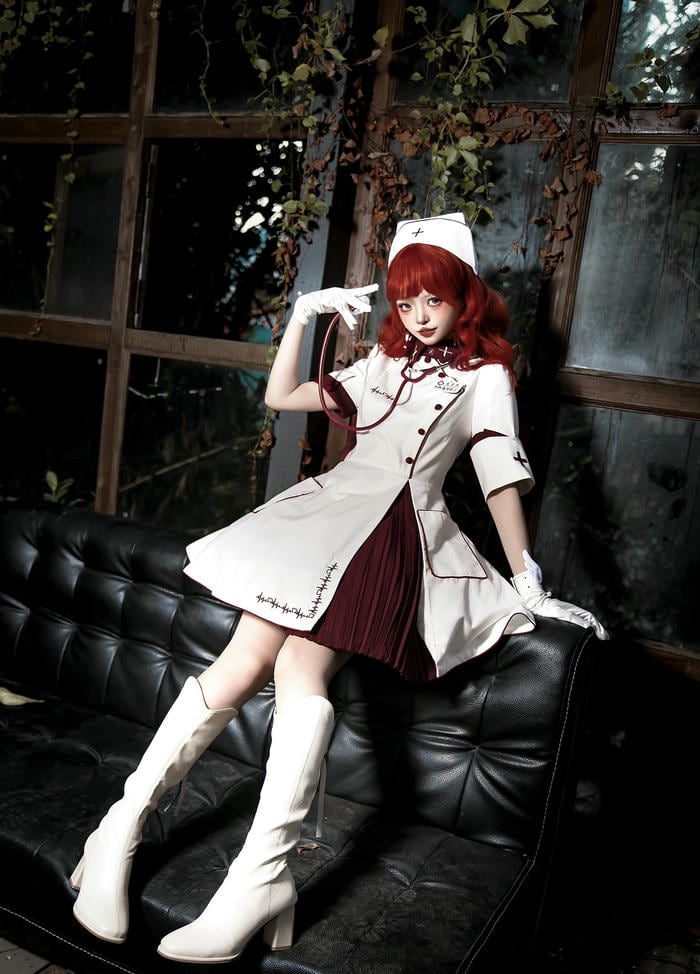 Hình ảnh cosplay y tá dáng ngồi ám ảnh