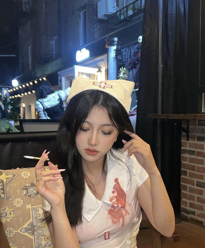 Hình ảnh cosplay y tá hút thuốc