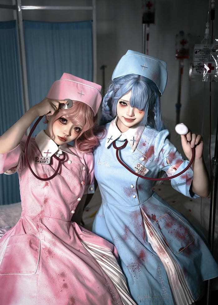 Hình ảnh cosplay y tá tạo dáng rùng rợn