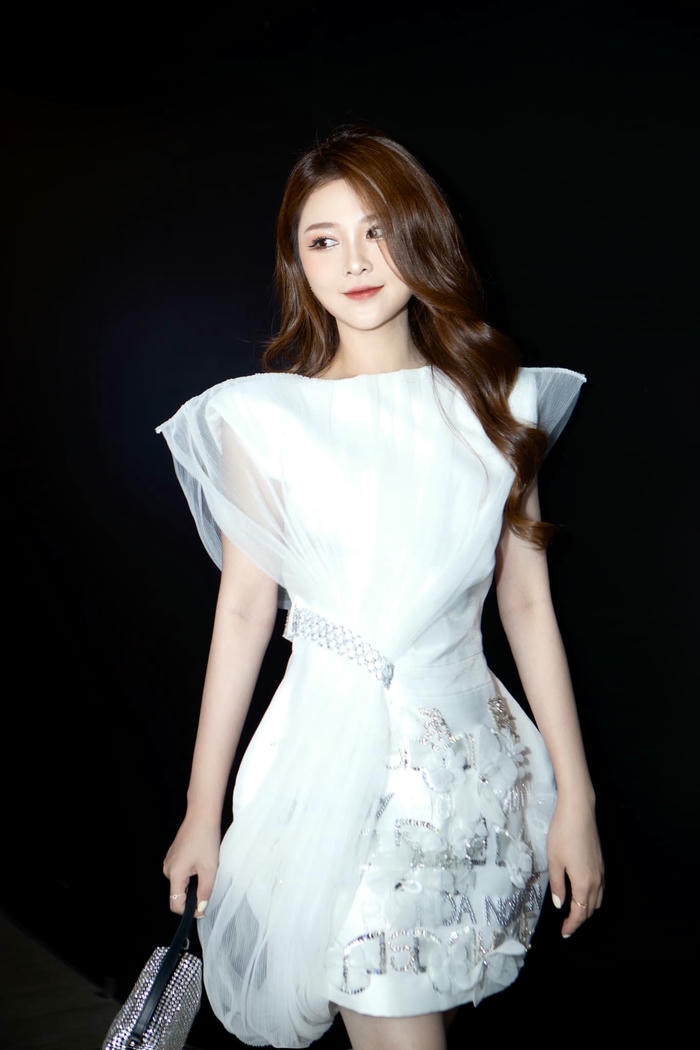 Hình ảnh dáng Ribi Sachi thời trang hiện đại