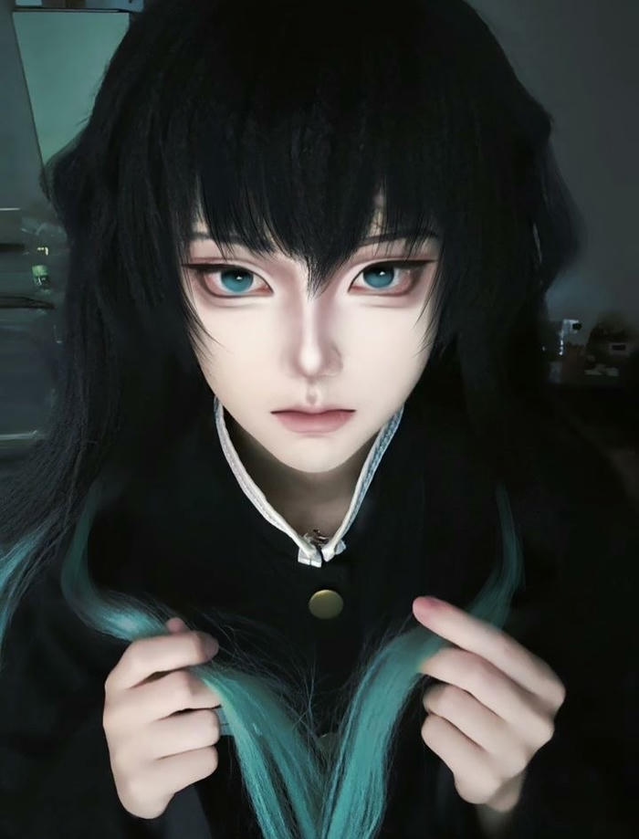 Hình cosplay Muichiro tông màu trầm cực