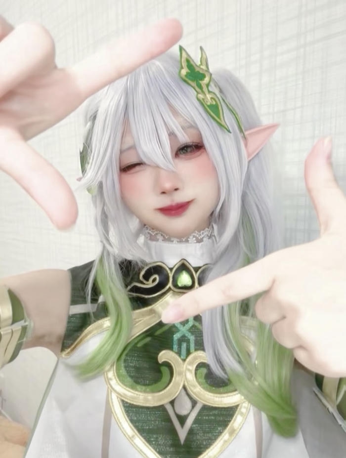 Hình cosplay Nahida ánh nhìn dịu