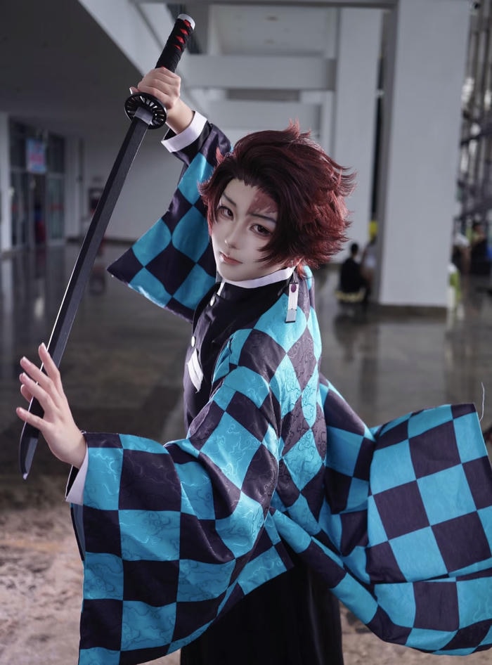 Hình cosplay Tanjiro ngầu lạnh ánh mắt
