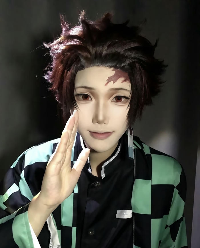 Hình cosplay Tanjiro phong thái mạnh mẽ