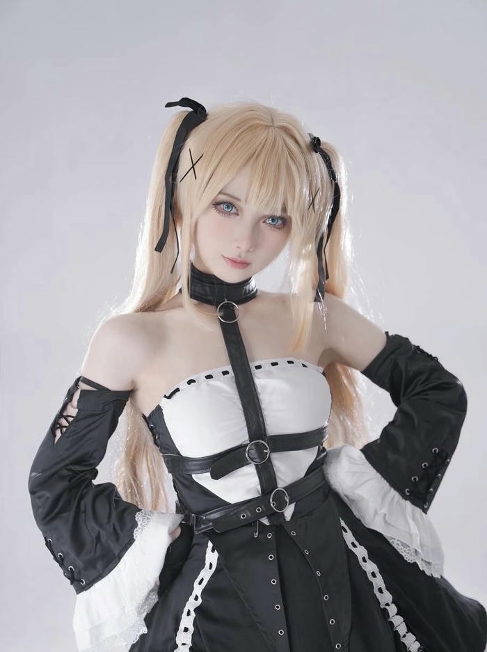 Hình cosplay hầu gái tóc vàng