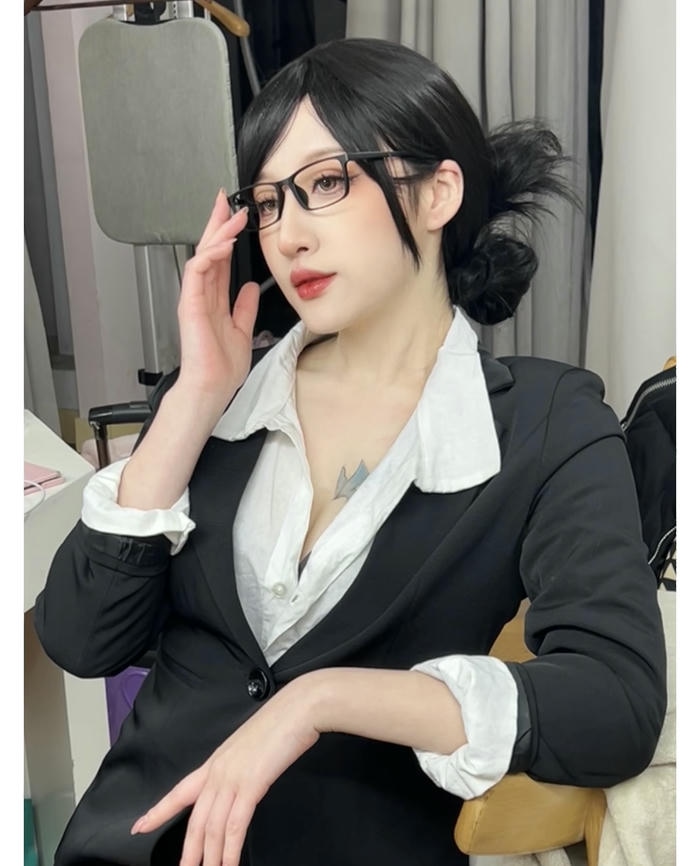 Hình cosplay thư ký hiện đại