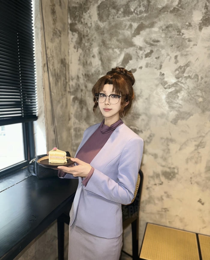 Hình cosplay thư ký trang phục chỉnh tề