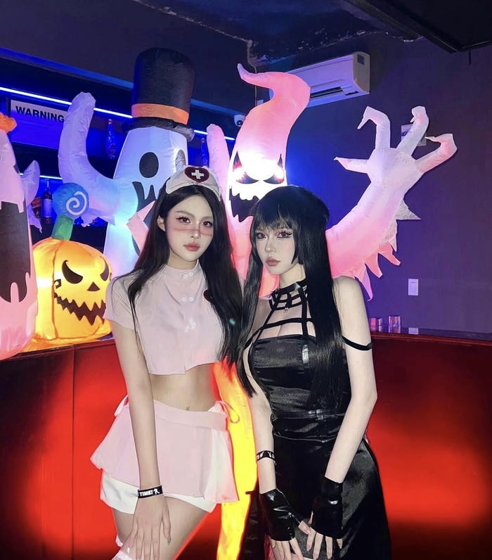 Hình cosplay y tá biểu cảm nhẹ nhàng