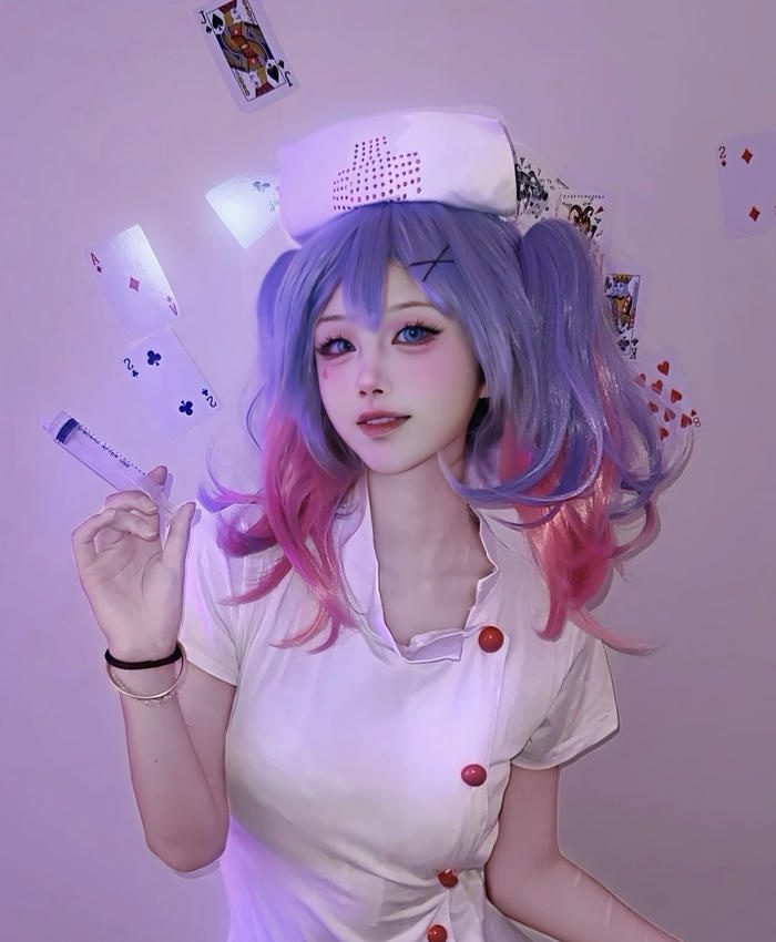 Hình cosplay y tá cầm kim tiêm