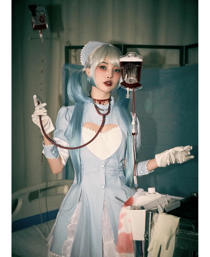 Hình cosplay y tá trang phục ám ảnh