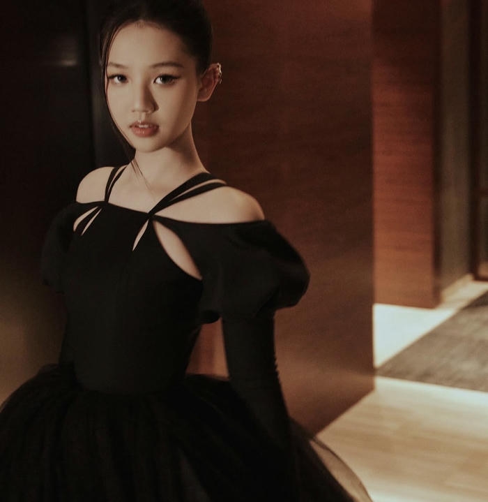 Hình sexy của Amee diện mạo váy đen nổi bật