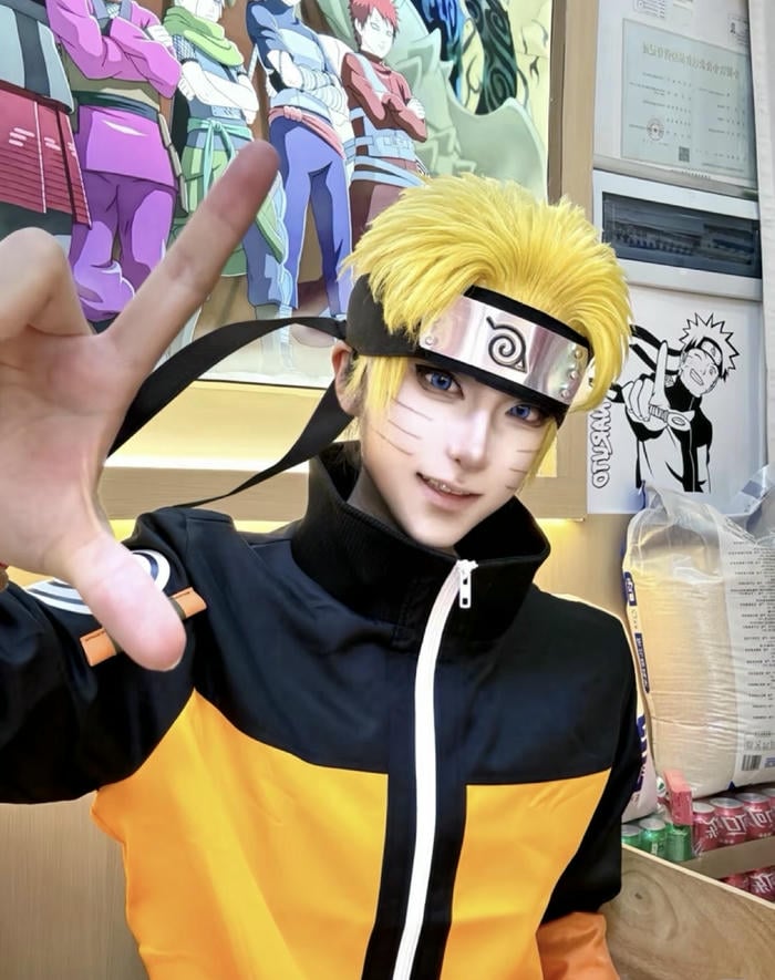 Mẫu nam cosplay Naruto biểu cảm tươi sáng