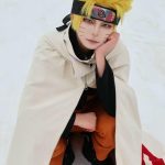 Mẫu nam cosplay Naruto mặc áo choàng dài