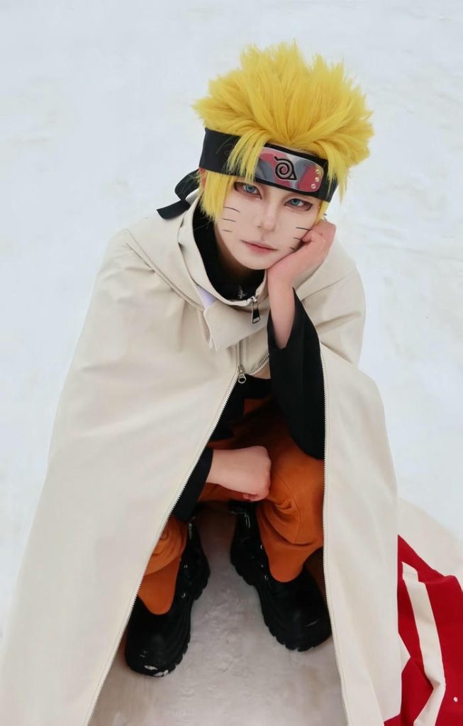 Mẫu nam cosplay Naruto mặc áo choàng dài