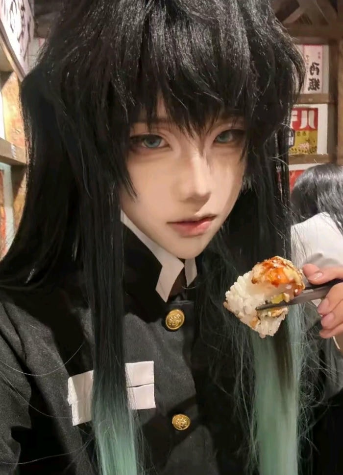 Muichiro cosplay ánh mắt sâu đầy sức