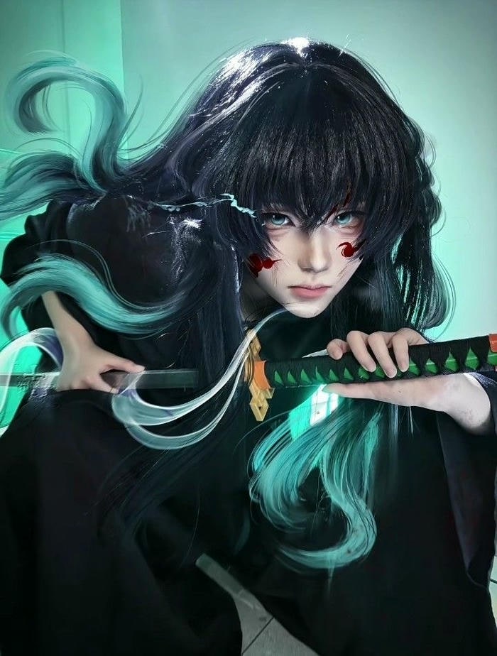 Muichiro cosplay thần thái mạnh cuốn hút