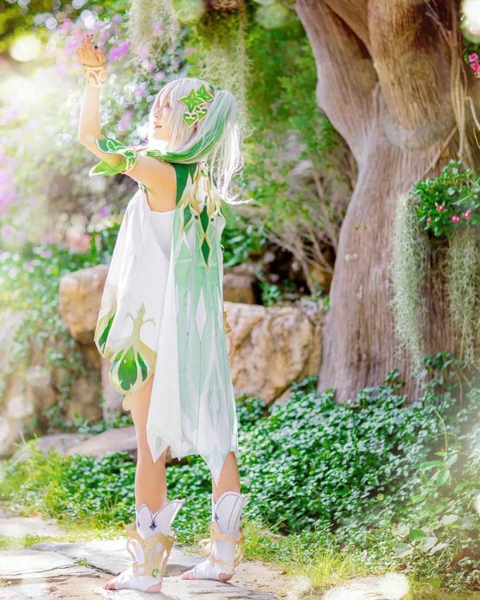 Nahida cosplay biểu cảm hiền dịu