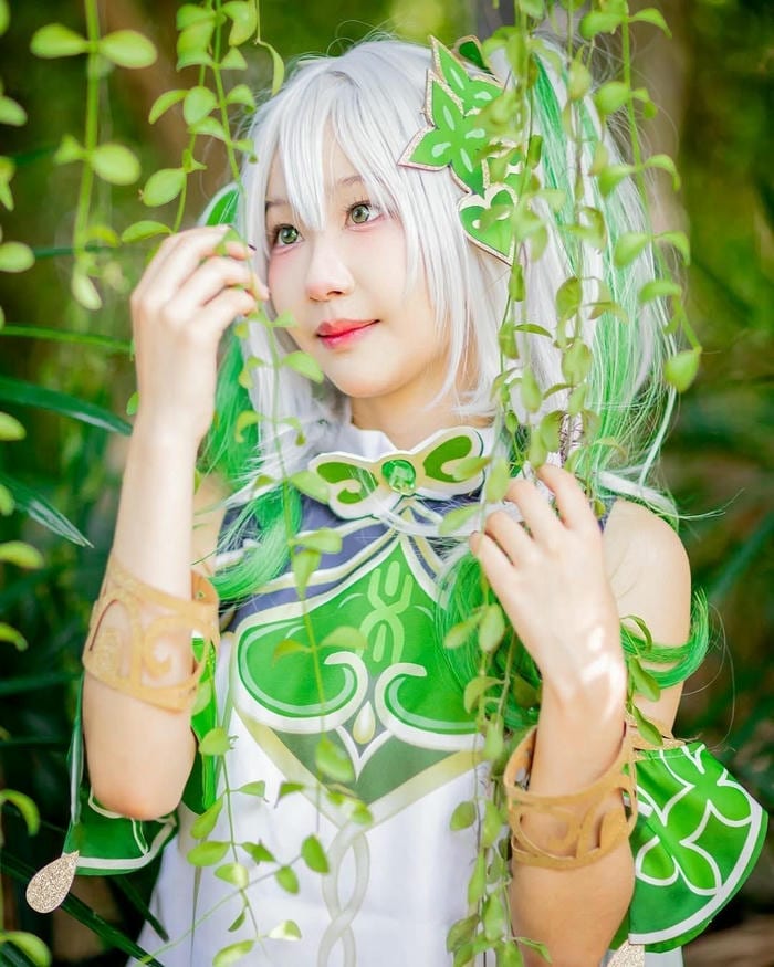 Nahida cosplay dáng đứng thanh thoát