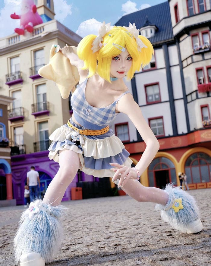 Nhân vật cosplay cute nổi bật giữa phố
