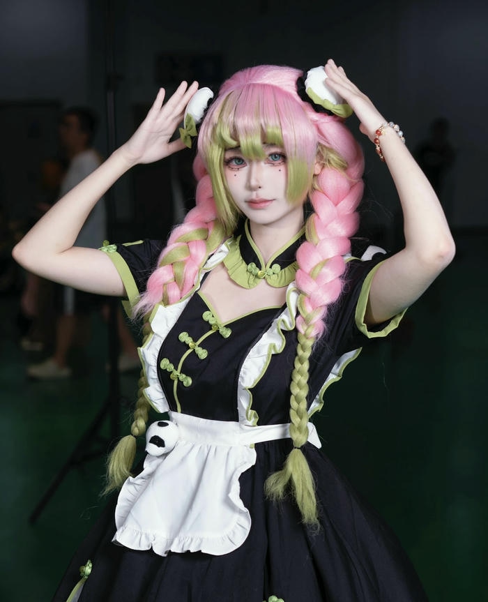 Nhân vật cosplay hầu gái luyến trụ