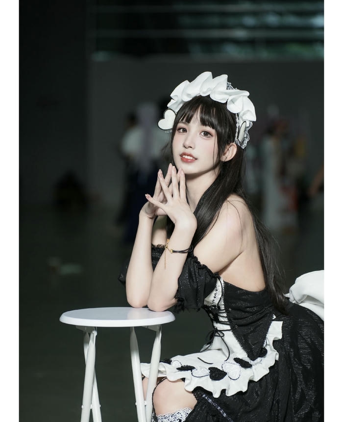 Nhân vật cosplay hầu gái nhẹ nhàng