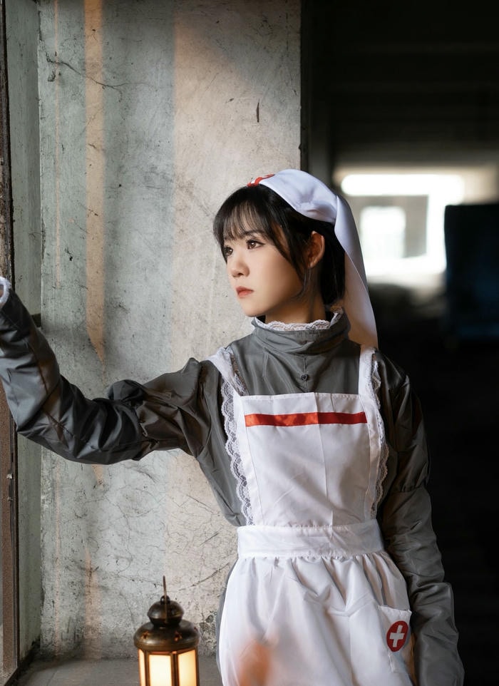 Nhân vật cosplay y tá hiện đại