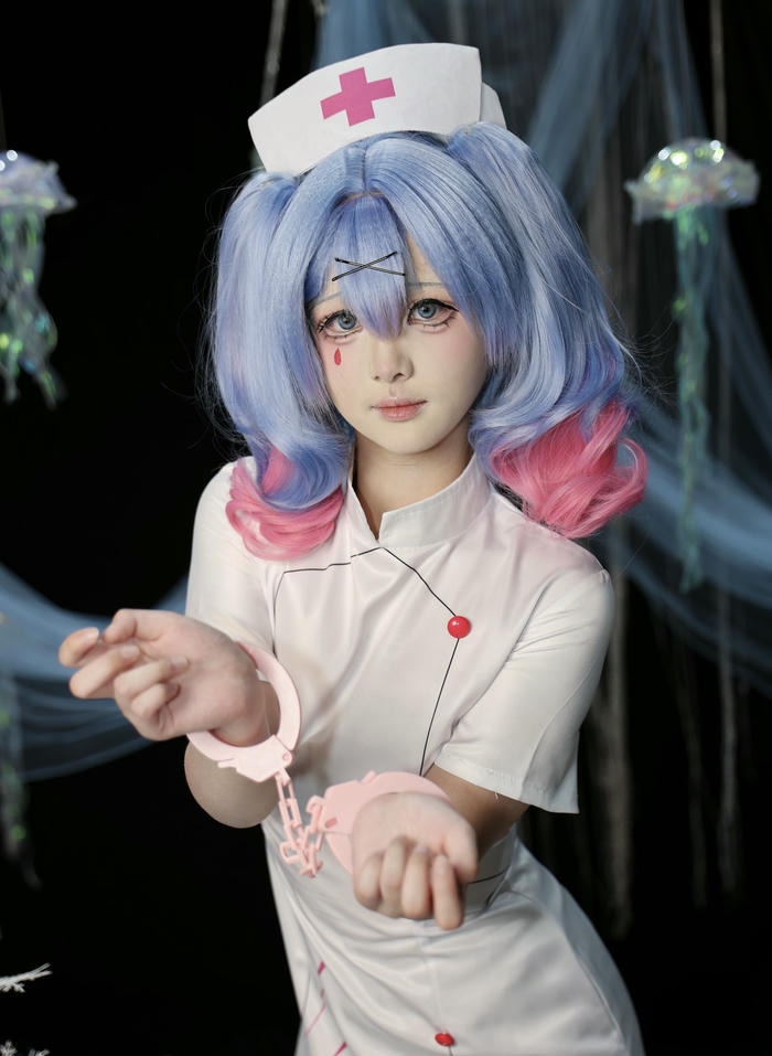 Nhân vật cosplay y tá rõ nét