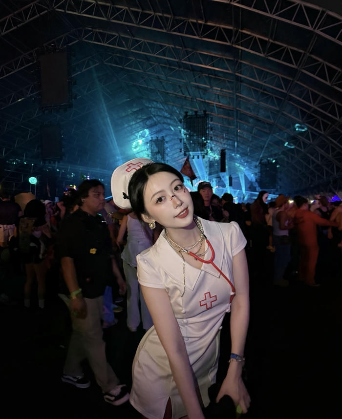 Nhân vật cosplay y tá xinh đẹp ác ma