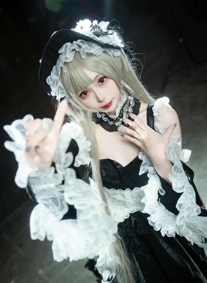 Nhân vật nữ cosplay hầu gái