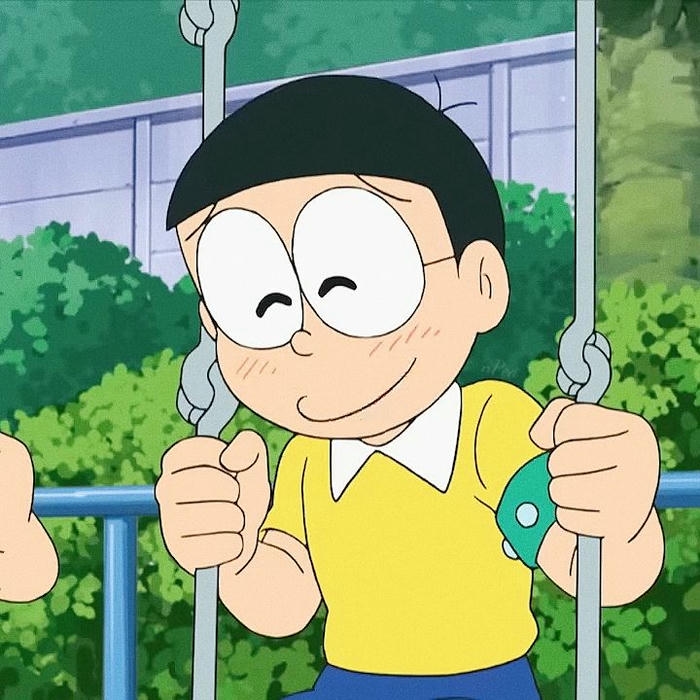 Nobita buồn bã ngồi một mình trên xích đu công viên