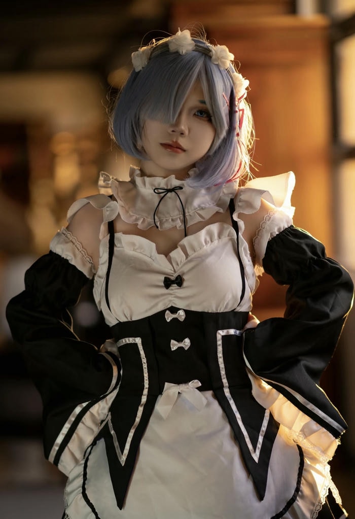Rem cosplay dễ thương ánh mắt mềm