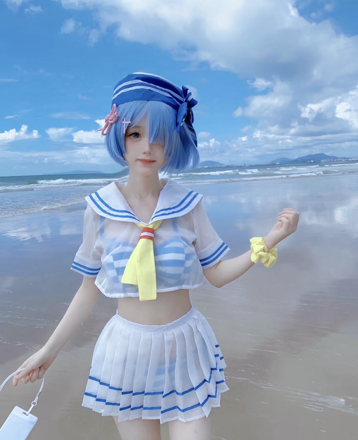 Rem cosplay ngọt ngào rạng rỡ nổi bật